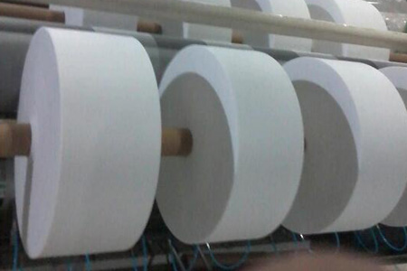 5. The non woven fiber web transferred to hot calender by net screen and will be high temperature pressed by hot calendar, rolling up, cut off the edges on both sides, eventually become a non woven roll.